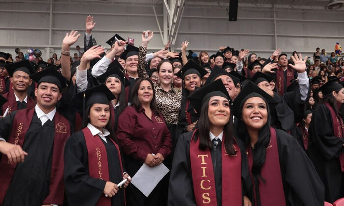 Se gradúan 200 estudiantes de las prepas municipales de Nuevo Laredo