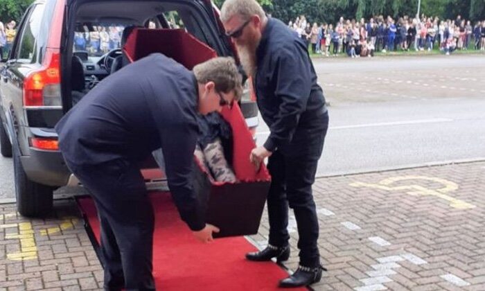 Llega en un ataúd a su graduación y se vuelve viral