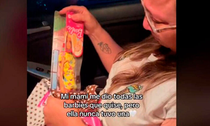 Madre se conmueve y llora cuando su hija le regala su primera Barbie