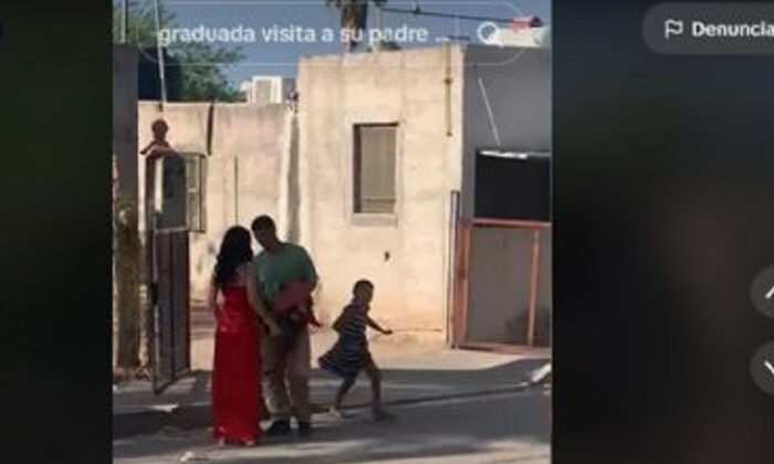 Albañil rompe en llanto al ver a su hija con su vestido de graduación