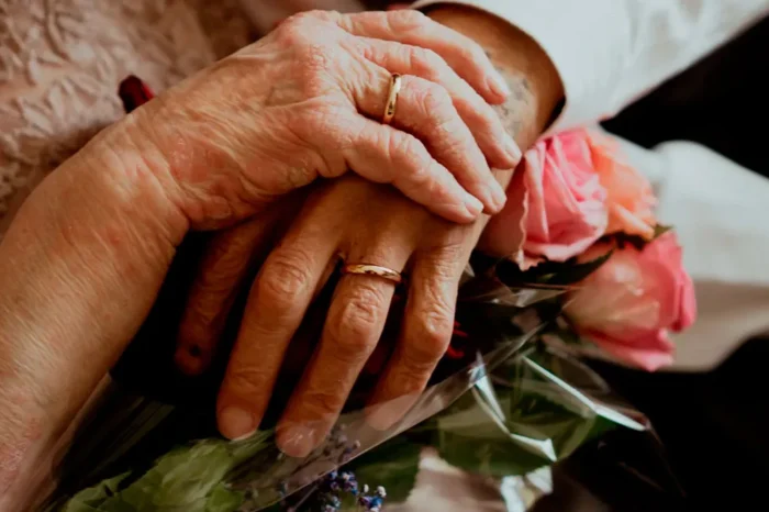 Pareja de 100 años fallece con horas de diferencia