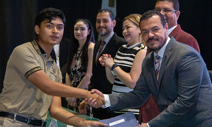 Apadrina rector a los egresados de secundaria