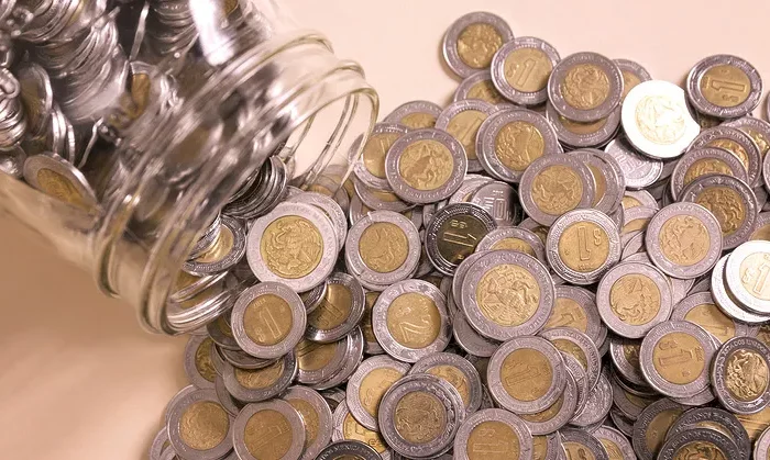 El peso mexicano rompe el piso de los 17 y cotiza en 16.98 por dólar