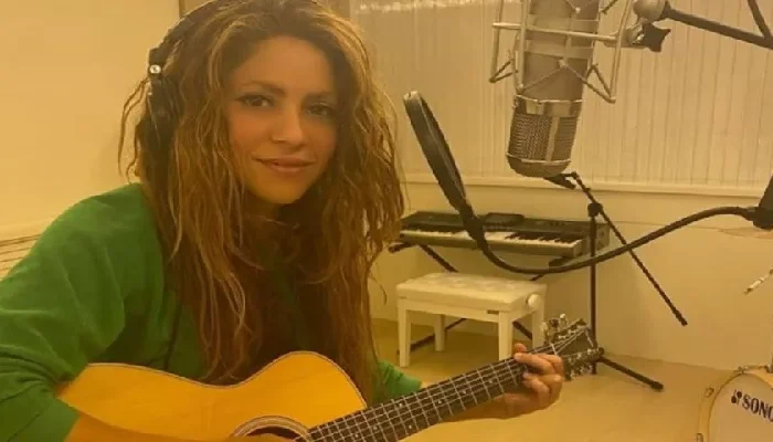 Shakira impresiona cantando música ranchera