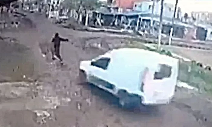 Repartidor corretea a ladrón que lo asaltó y lo atropella