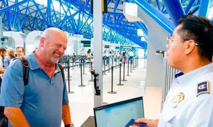 Le hacen broma a Nick Harrison de ‘El Precio de la Historia’ en aeropuerto de El Salvador
