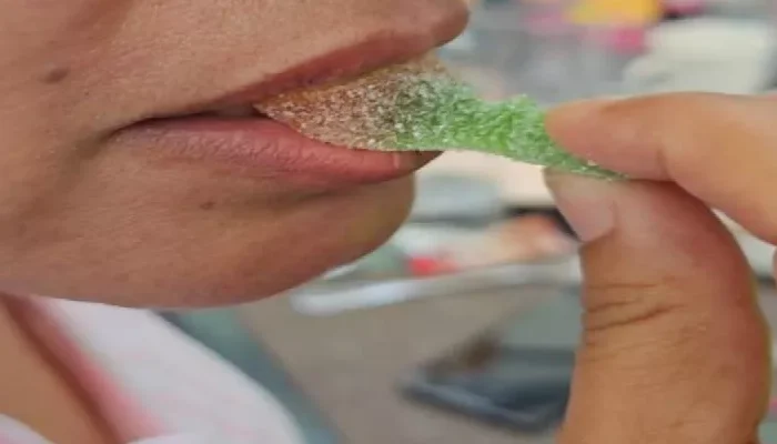 Droga a su compañera de trabajo con una gomita que tenía fentanilo