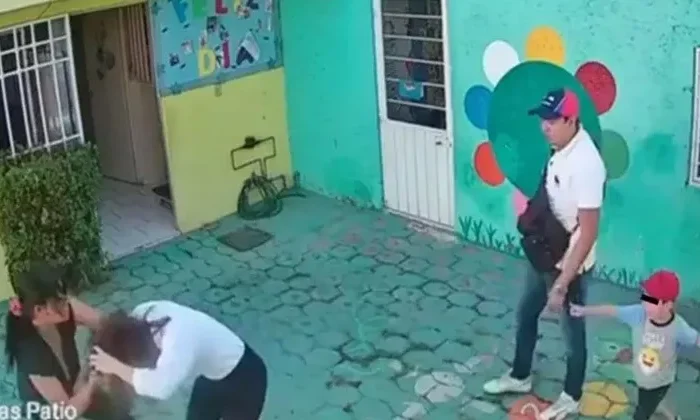 Padres encañonan a maestra frente a menor y la obligan a pedir perdón