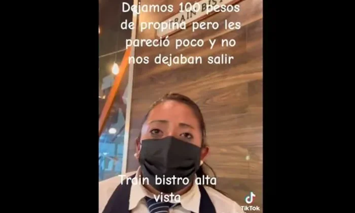 Mesera retiene a clientes de restaurante por no dejar propina