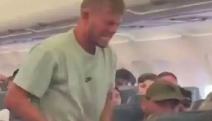 Nuevo video de persona “no real” en avión aterroriza a pasajeros