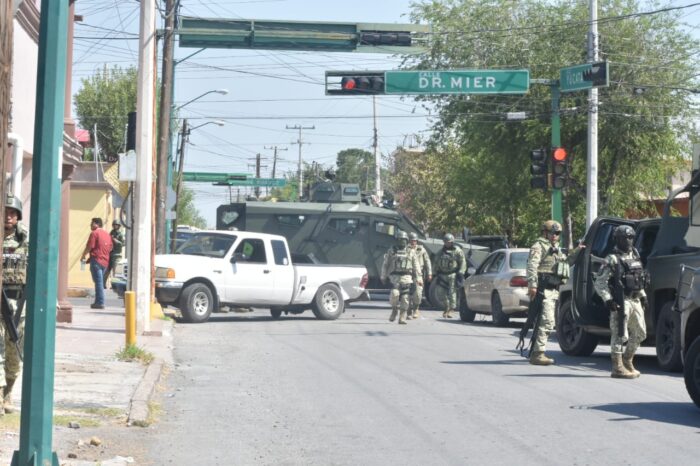MILITARES SE PASAN ALTO Y CHOCAN CONTRA DOS VEHICULOS
