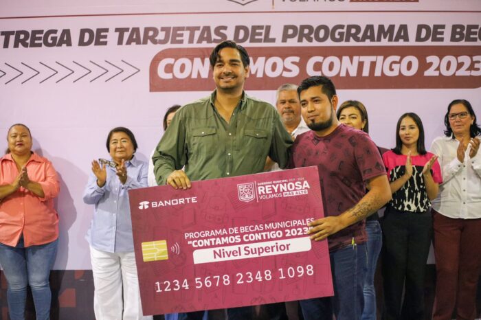 Inició el Presidente Carlos Peña Ortiz entrega de tarjetas de Becas Universitarias
