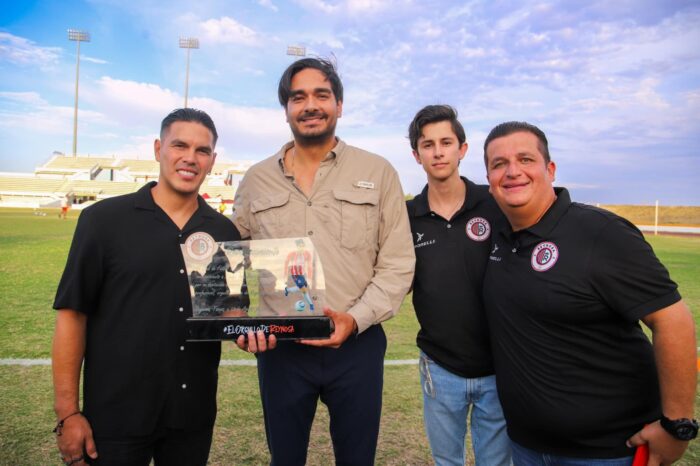 Reconocen Carlos Peña Ortiz y Club de Futbol Reynosa a deportista Xavi Báez