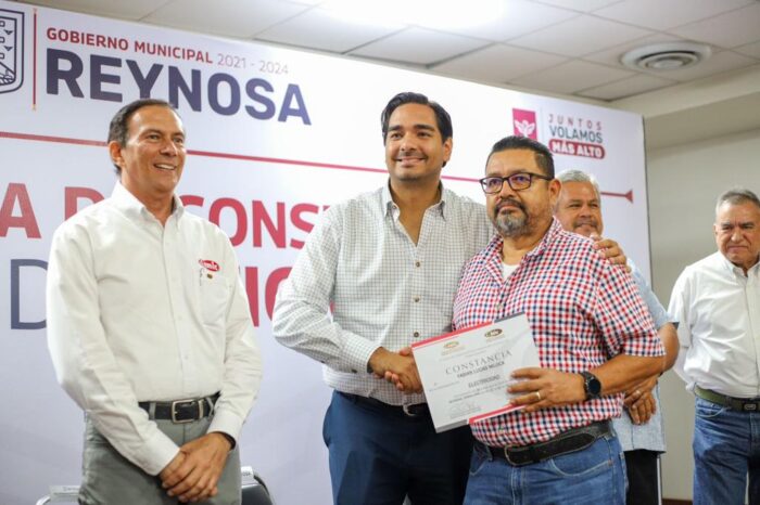 Entregó Presidente Carlos Peña Ortiz Constancias a graduados de Electricidad