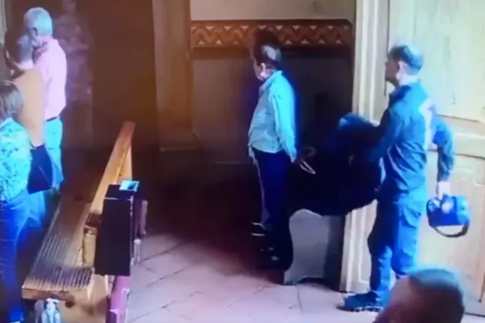Sin temor a Dios, abuelito roba bolso a mujer en plena misa
