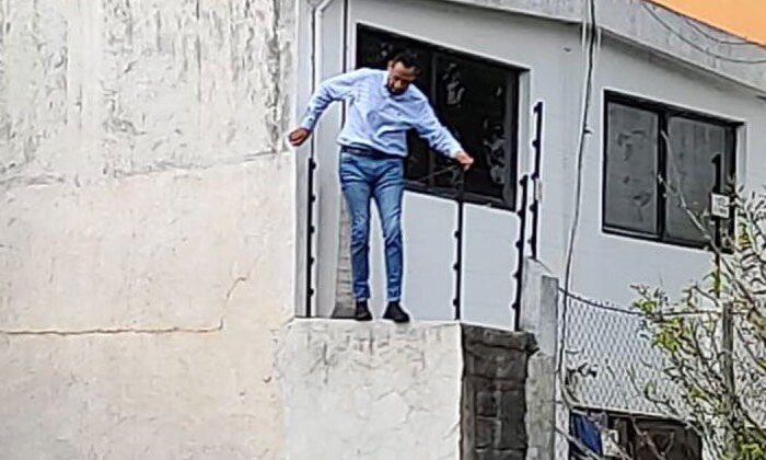 Pobladores queman casa de alcalde de Zacualtipán; él huye saltando una barda