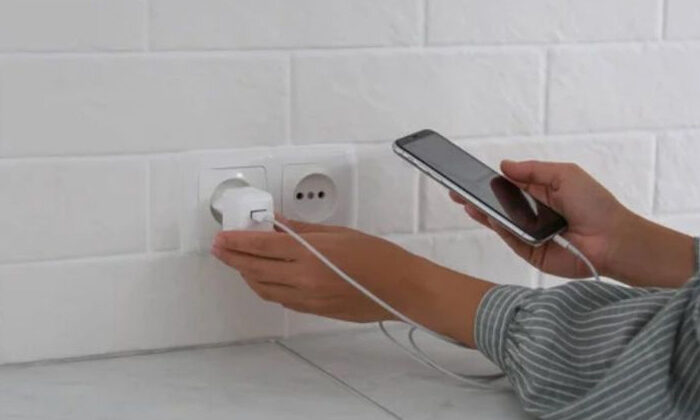 Niña muere tras recibir descarga eléctrica mientras cargaba su celular