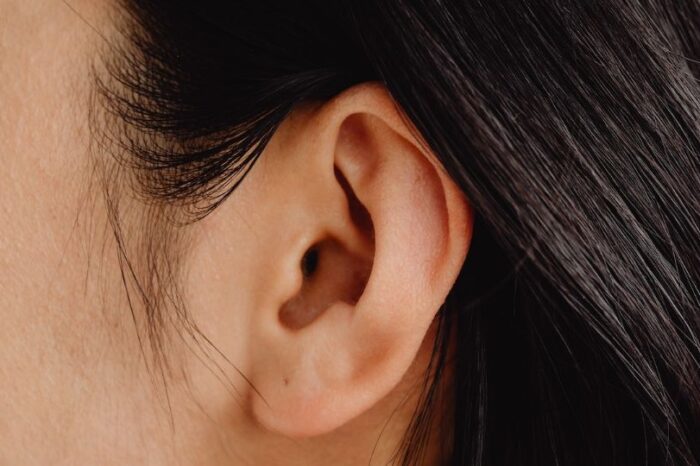 Hombre le arranca parte de la oreja a una joven tras discusión en el Metrobús