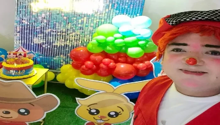 Payasito cambia sus shows por útiles escolares para sus hijas