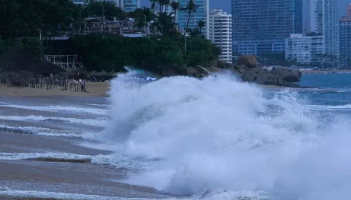 Tormenta Hilary genera fuertes en Oaxaca; se convertirá en huracán en las próximas horas
