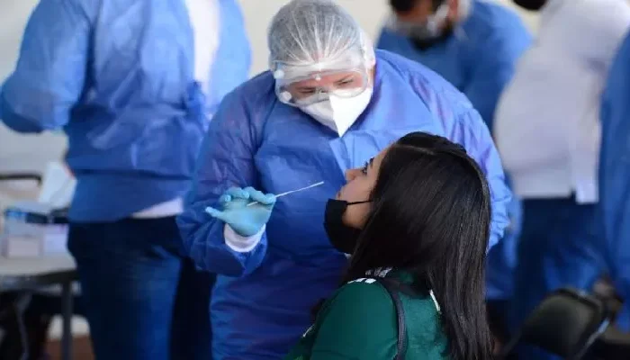 Aumentan casos de Covid-19, advierte la UNAM; pide regresar al uso de cubrebocas