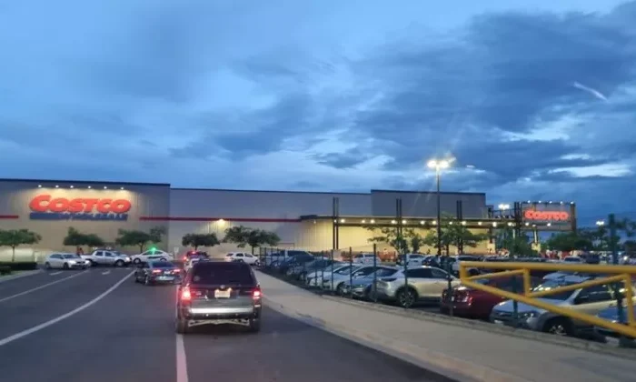 Su esposo le enseñaba a manejar y ella lo atropella por accidente