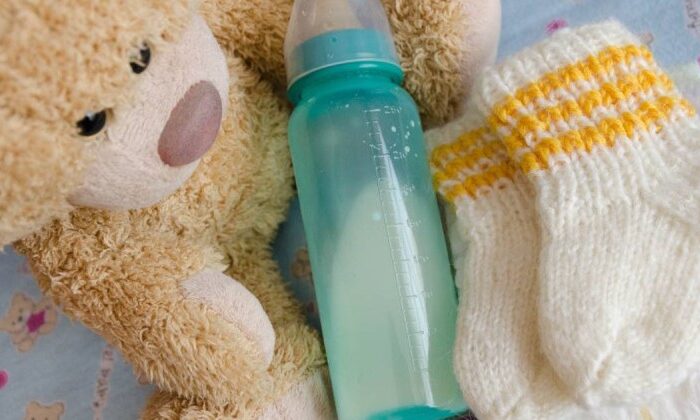 Madre ‘alcoholiza’ a su bebé para que dejara de llorar