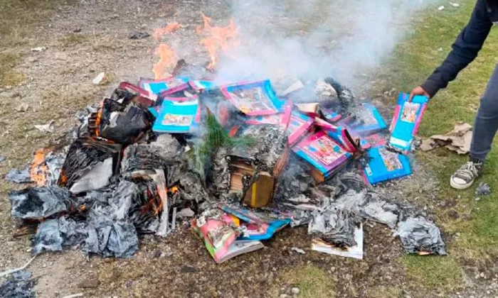 Padres de familia queman los nuevos libros de texto en Chiapas