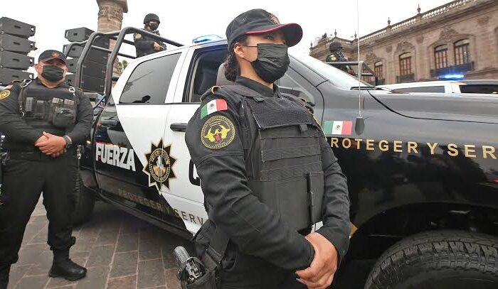 Fuerza Civil siembra arma y droga a empleado en Anáhuac