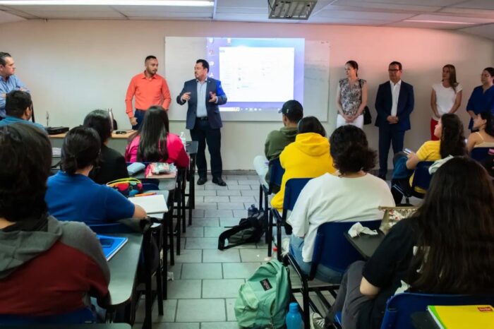 Maestro de universidad colombiana imparte clases en la Facultad de Derecho UAT Victoria