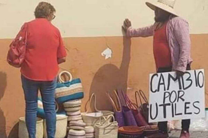 Padre intercambia artesanías por útiles para su hijo; redes buscan ayudarlo