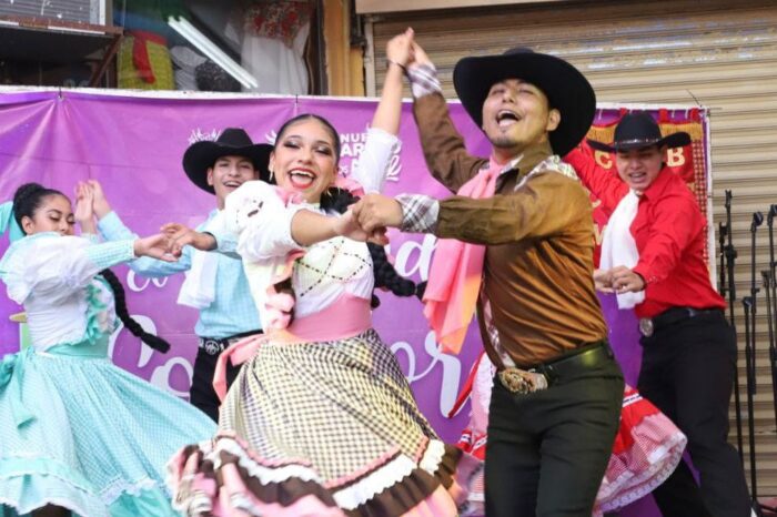 DISFRUTAN FAMILIAS DEL MERCADO Y SU FOLCLORE