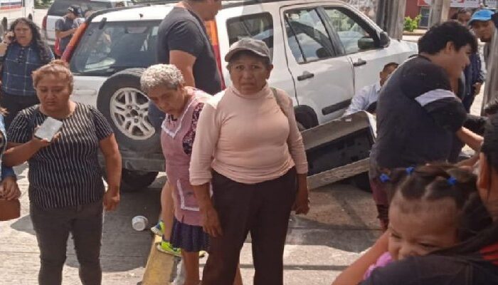 Camioneta embiste a peatones; reportan un bebé lesionado