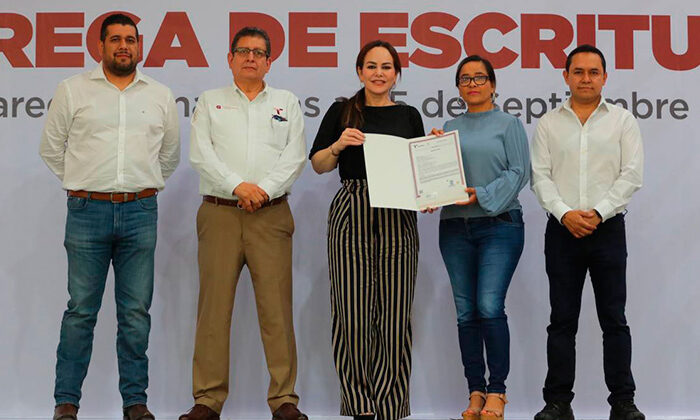 Benefician tres órdenes de gobierno a más de 200 familias neolaredenses con escrituras