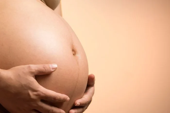 Acusan a hospital de robar mellizos; le dijeron a la mamá que tenía tumores y no bebés