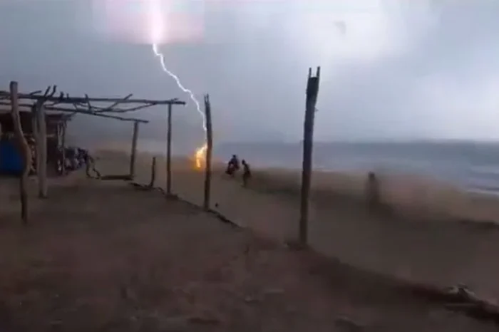 Mueren 2 personas al caerles un rayo en una playa de Aquila, Michoacán