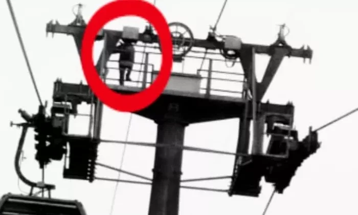 Escala torre del Cablebús para exigir que le consiguieran trabajo; dejó 3 horas sin servicio