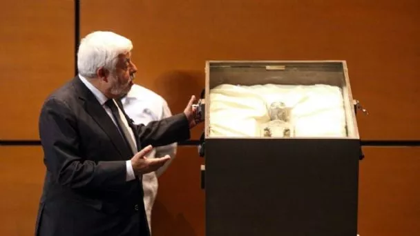 Jaime Maussan presenta cuerpos de supuestos extraterrestres en la Cámara de Diputados