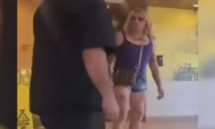 “¡Eres hombre!”: Padre impide a mujer trans entrar al baño donde estaba su hija