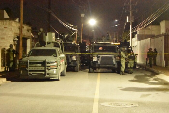 MILITARES SE PASAN ALTO Y OCASIONAN CHOQUE; DEJAN DAÑOS MATERIALES En VEHÍCULO Y VIVIENDA