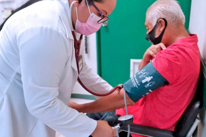 Hombre acude al IMSS por cirugía de ojo y le descubren cáncer de mama