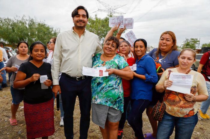 Entregó Carlos Peña Ortiz beneficio a usuarios de COMAPA en Rincón de Las Flores