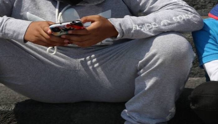 Niño se suicida porque su mamá le dijo que compartiera el celular con sus primos