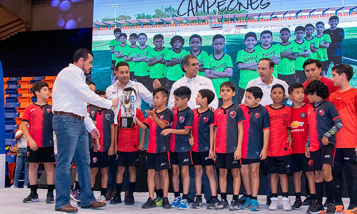 Entrega rector trofeos de la liga de futbol Copa UAT