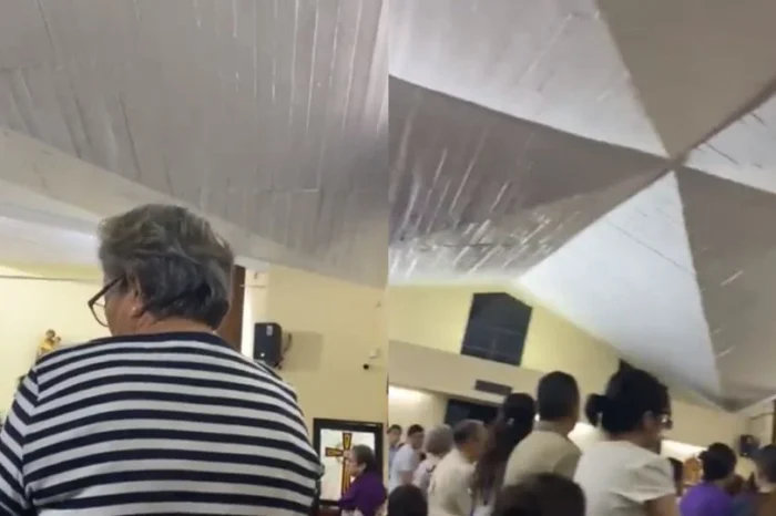 Antes del derrumbe, feligrés captó parte del techo de la iglesia en Tamaulipas
