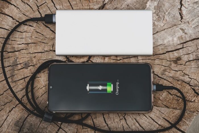 Muere joven tras explotar batería portátil que estaba cargando en su habitación