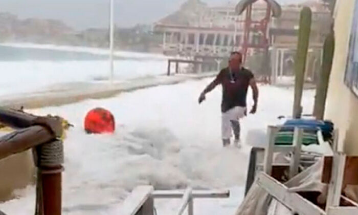 Ola arrastra a hombre mientras grababa el mar por “Norma”