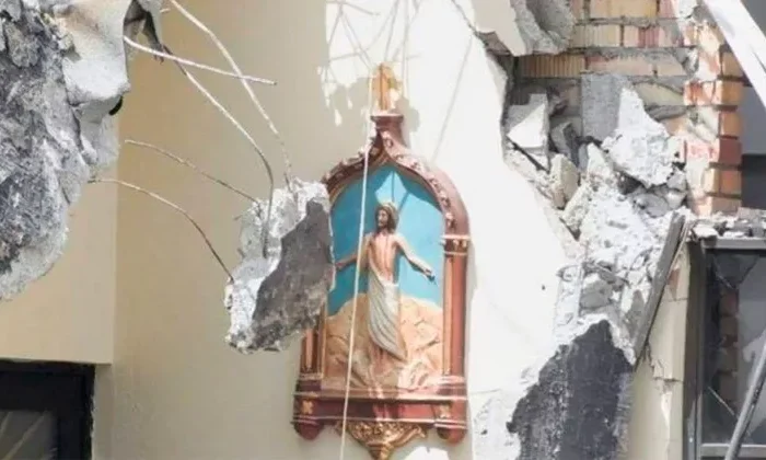 Imagen de Cristo queda intacta tras el derrumbe de la iglesia en Madero