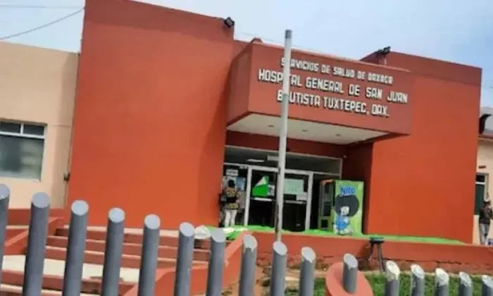 En Oaxaca, mujer indígena da a luz en baño de un hospital; familia acusa negligencia médica