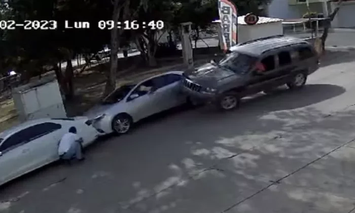 Mujer impacta su camioneta contra dos autos y pasa encima de un bebé